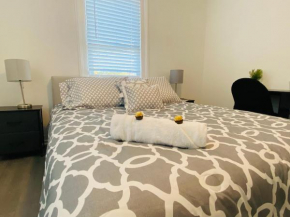 Modern Private Bedroom + Kitchen & Wifi 1